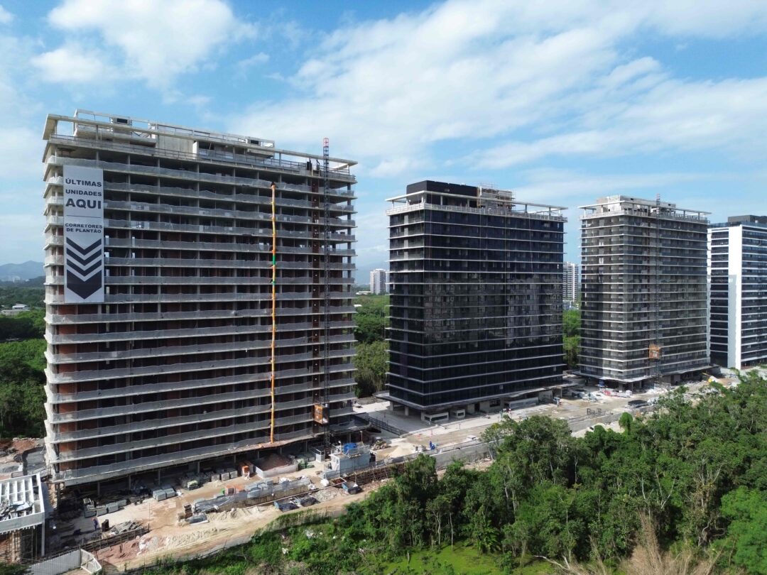 Fachada em execução do projeto Murano Residencial da Calper na Barra Olímpica Rio de Janeiro em Maio 2026.