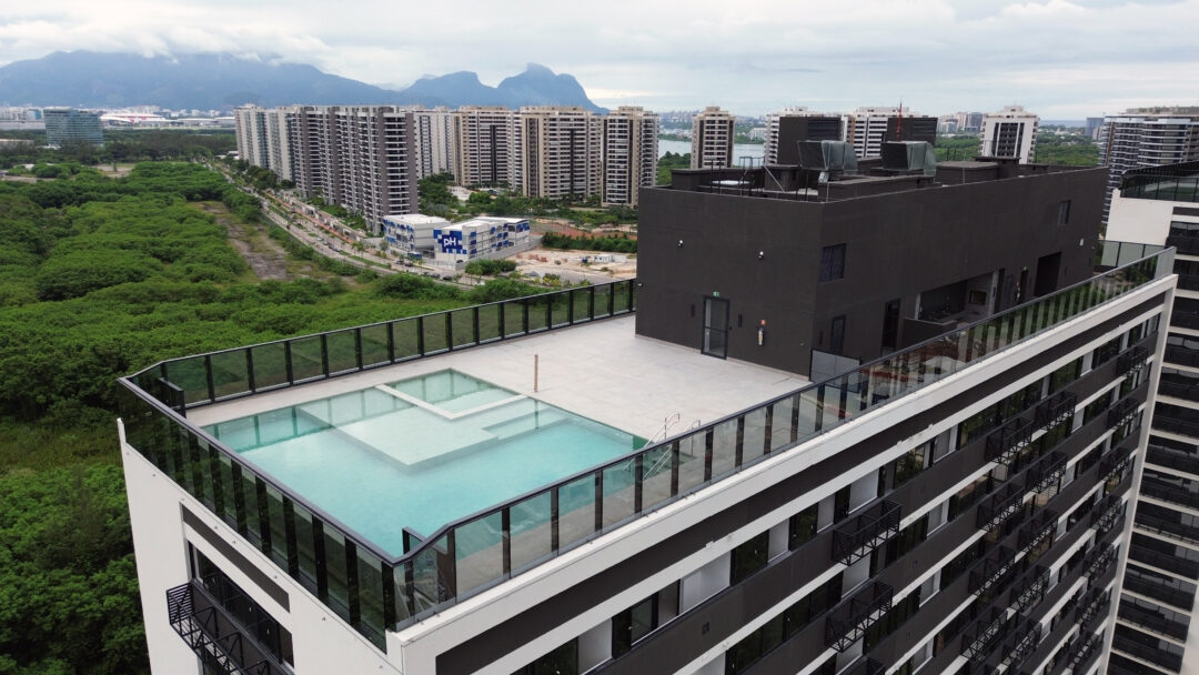 Piscina no rooftop do projeto entregue Etehe da Calper na Barra Olímpica Rio de Janeiro.